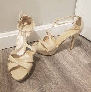 Women's high heeled shoe